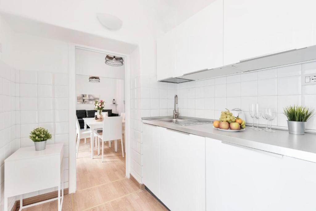 Apartment By The Colosseum - White Chic Flats Rome Exterior photo